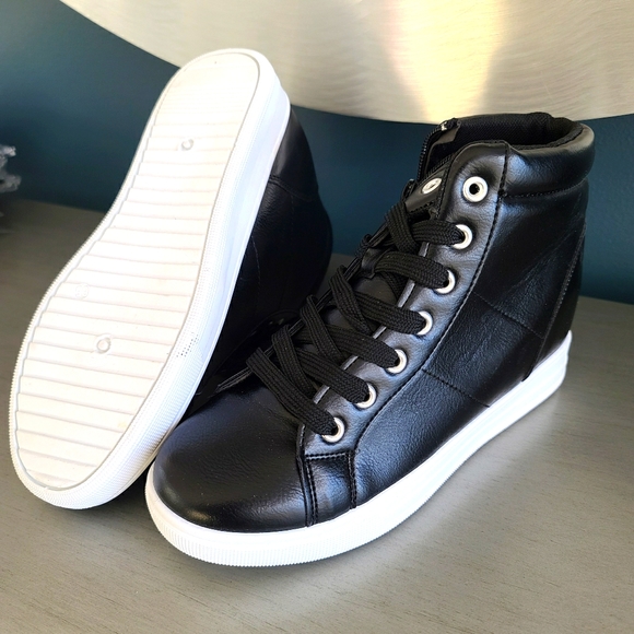 Super comfy high top sneakers Womens size 7 - Picture 1 of 5